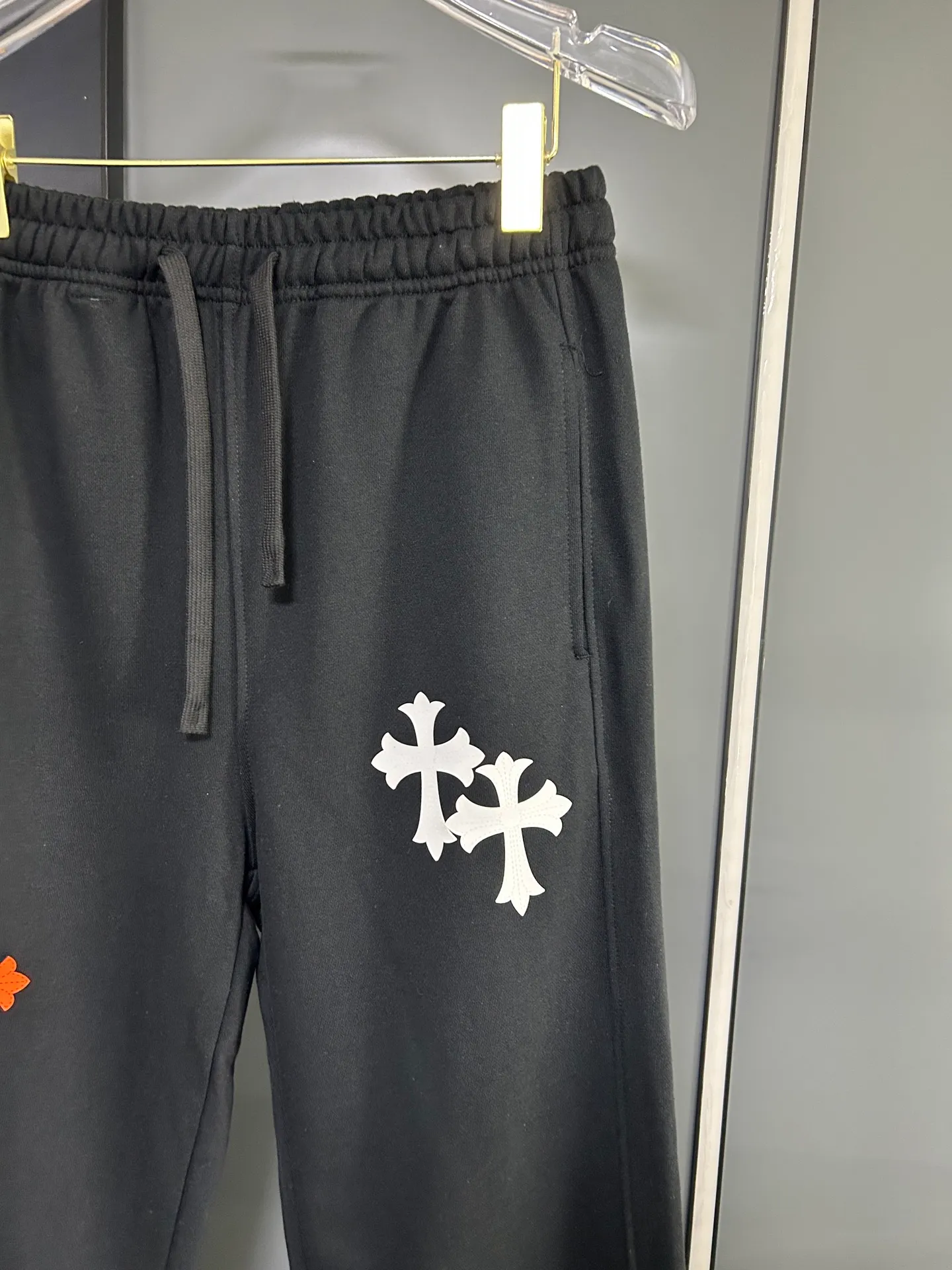 P220 Chrome Hearts 25 new colorful cross-mark loose straight trousers 2025 autumn and winter new embroidered elastic band casual trousers, customized fabrics at the counter. Made of 400g high-version terry fabric, with high breathability and comfort, impeccable details, no pilling and no deformation, brand element design concept, reflecting high quality. It feels delicate and soft! It presents casual tailoring, the same style for men and women, and the upper body shape is awesome! Size: S M L XL Color: Gray